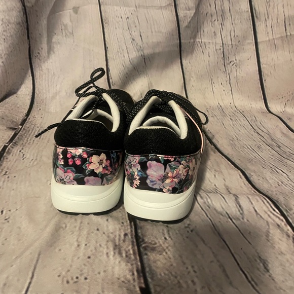 TRAQ by Alegria Sneakers - Picture 3 of 5